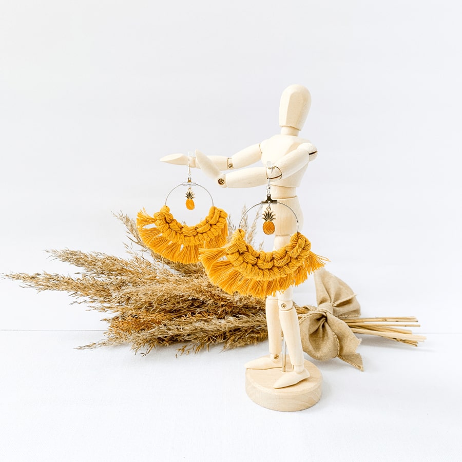 Boucles d'oreilles bohèmes jaune ananas avec bijoux agencés ananas de la marque Soins Luxart